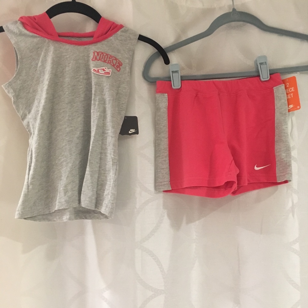 NIKE NWT  2 PC GIRLS SIZE 6 GREY & PINK SHORT SET TOP WITH HOOD